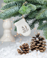 Фарфоровая елочная игрушка ручной работы «Варежка» 5,5х7,5 см, Россия