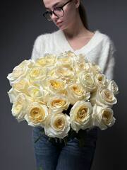 Букет из 25 кремовых пионовидных роз под ленту