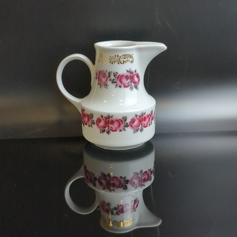 Сливочник фарфоровый, клеймо Graf Von Henneberg Porzellan, 1777 Jlmenau, Германия, роспись цветы, золочение, винтаж 1973-1977 гг