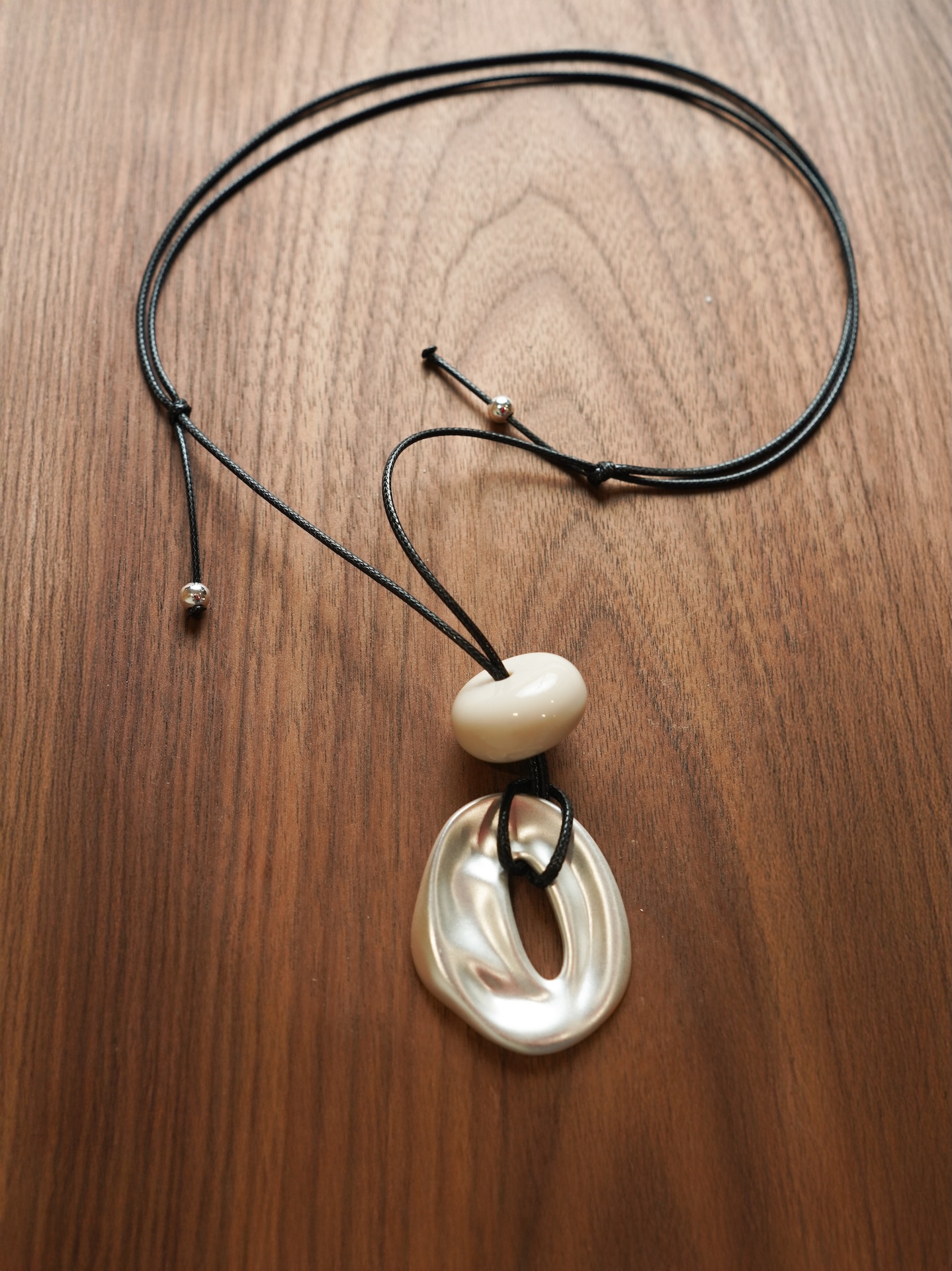 Шнурок с объемным кругом и металлической подвеской