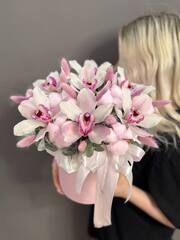 Коробка с розовыми орхидеями, хлопком и лагурусом