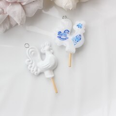 Подвеска Петушок на палочке, гжель, 32*25 мм, S003