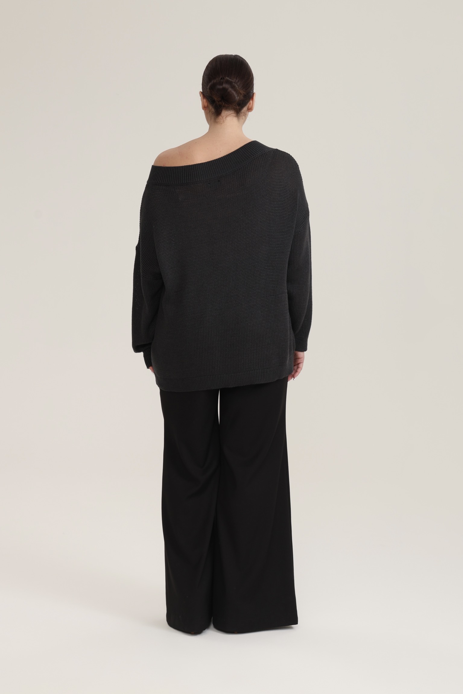 Джемпер вязаный на одно плечо, темно-серый