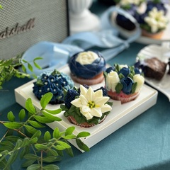 Набор капкейков с цветами из творожного крема: зимнее волшебство в каждом кусочке