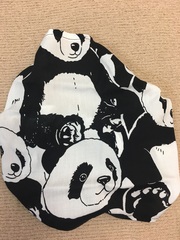 Летняя бандана (повязка-косынка) из тонкой вискозной ткани, на резинке с крупными графичными черно-белыми изображениями панд.