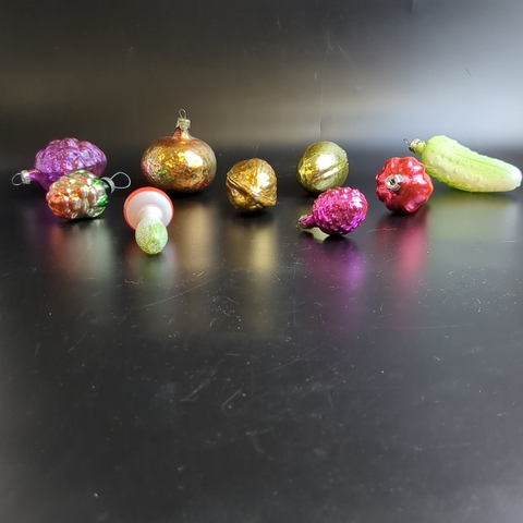 Ёлочные игрушки набор из 9 разных штук фрукты и овощи, мандарин, гриб, стекло, подвесные, винтаж СССР 1960-1980 гг. Советские ёлочные игрушки и украшения. Состояние и комплектация на фото.