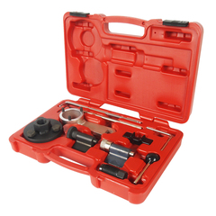 JTC-4330 - Набор фиксаторов распредвала для установки фаз ГРМ (VW AUDI TDI) JTC - 
Специальный набор инструментов применяется для фиксации распредвала и установки фаз ГРМ на а/м:

VW T6
VW T5 GP
VW Crafter GP
VW Caddy
VW Amarok и др.


Применение: двигатели Фольксваген (Volkswagen), Ауди (Audi), Сеат (Seat) 1.6, 2.0 TDi, начиная с 2007 года выпуска
Код двигателя: FCA, CAAC, CAAB, CAAC, CAYB, CAYC, CAGA, CAHA, CAGB, CAHB, CAGC, CAVA, CBAB, CBAC, CBBB, CBAA, CBDA, CBDC, CBDD, CCHA, CFFB.
Оригинальные номера (VM): 1-T20102, 2-T10050, 3-T10100, 4-T40098, 5-T10265, 6-T10264, 7-T10051, 8/9-T10052, 10-T10255.
Габаритные размеры: 300/190/70 мм. (Д/Ш/В)
Вес: 1800 гр.