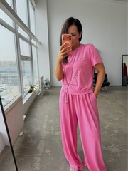 Костюм с силуэтной футболкой в ярко-розовом цвете