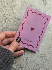 Новогодняя открытка 7,5*10см - розовый фон-красное сердце