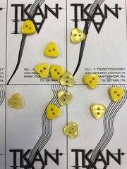 Пуговица пластиковая двухпрокольная цветная "сердце" (пластик, Желтое сердце, 12)