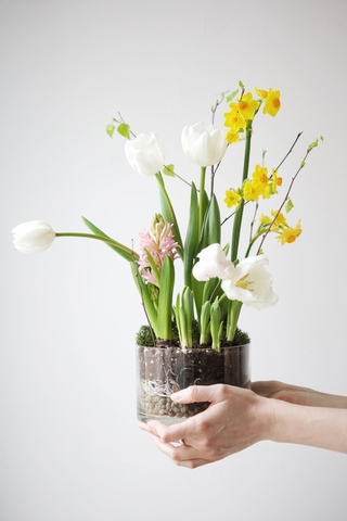 Композиция с первоцветами в стеклянной вазе размер L