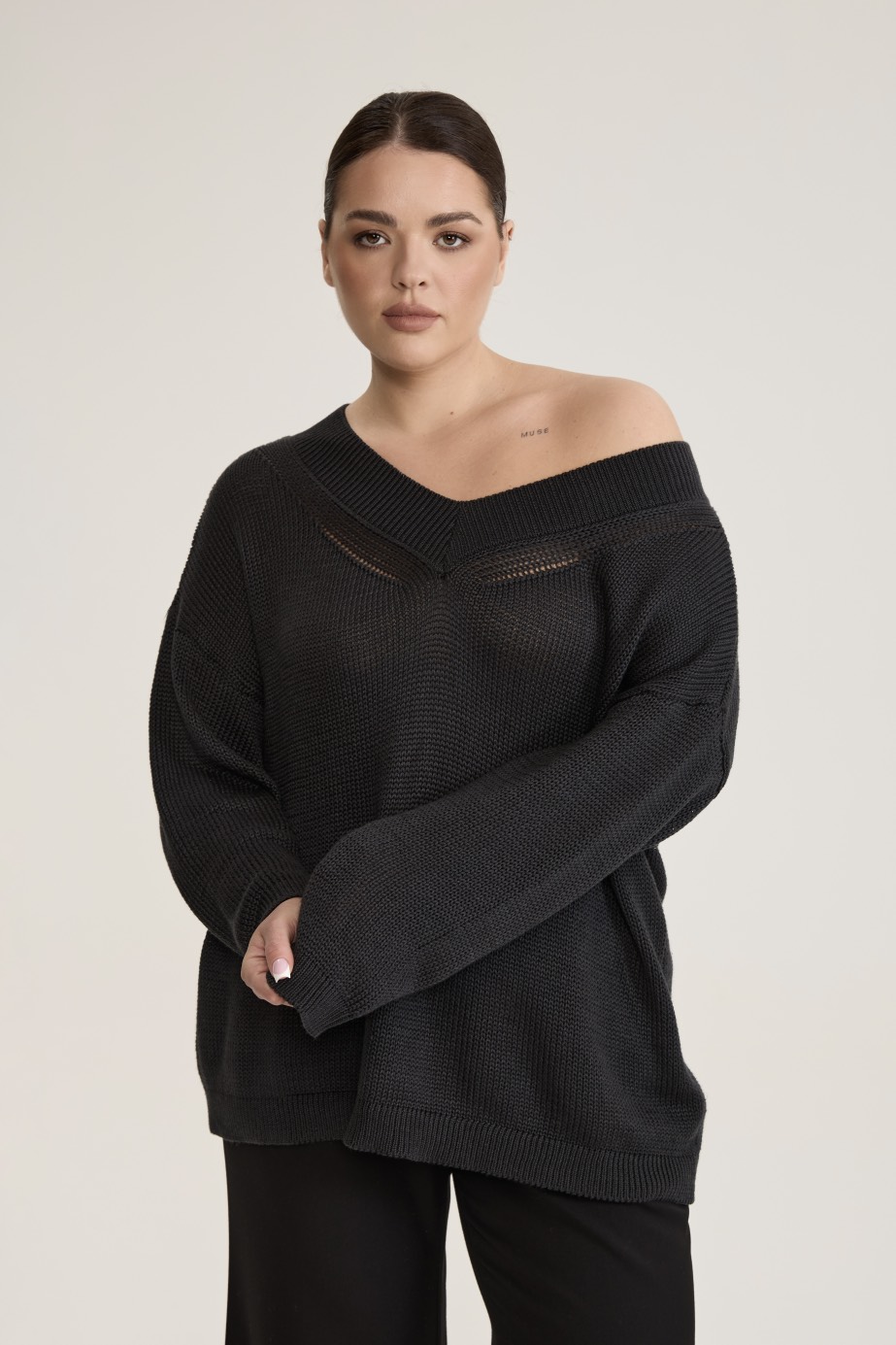 Джемпер вязаный на одно плечо, темно-серый