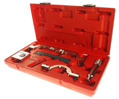 JTC-4440 - Набор приспособлений для фиксации коленвала и распредвала (OPEL,VAUXHALL,CHEVROLET) JTC - Комплектация 

Фиксатор для установки задающих датчиков распредвалов EN-49977-100;
Фиксатор распредвала OPEL EN-953-A / KM-953-A;
Фиксатор коленвала OPEL KM 952;
Фиксатор маркерного диска датчика распредвала EN-49978;
Шаблон для установки положения впускного распредвала EN-49977-200;
Фиксирующий штифт для натяжителя ГРМ Opel KM-955-2 (4 мм);
Штифт для натяжителя KM-955-1 (2.5 мм)


Описание

Используется для блокировки распределительного и коленчатого валов.



Применение

Opel/Vauxhall/Chevrolet 1.0, 1.2, 1.4 бензиновый двигатель (цепь).
Тип двигателя:

1.0: A10XEP,
Ecoflex: A10XEP.
1.2: A12XEL, L2Q/ A12XEL, LWD/ A12XEL,
Ecoflex: A12XER, A12XEL.
1.4: A14XEL, L2Z/ A14XEL , LDD/A14XER, A14XEL, LUJ/A14NET
Ecoflex: A14XER, LDD,LUH/ A14NEL, LUJ/A14NET, LUU
Turbo: LUJ/A14NEL, LUJ/A14NET.