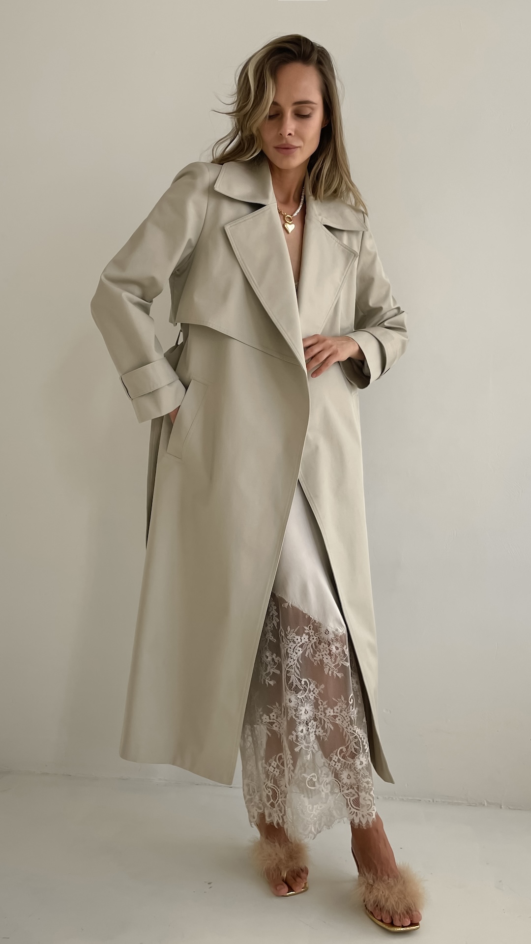 Тренч полной длины с английским воротником и кокеткой