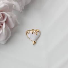 УЦЕНКА!!! Подвеска Сердце с белой эмалью, 17*15 мм, позолота, У055