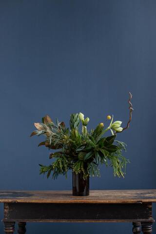 Букет с хвоей и амариллисом