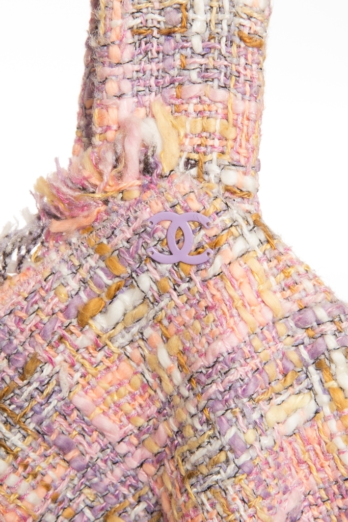 Женственное платье из твида от Chanel, 40 размер.