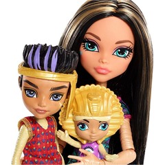 Клео, Люкс и Сенди де Нил. Семья монстров