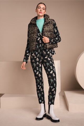 Marc Cain Sports Жилет в лео-узор стеганый утепленный. Эко-линейка ReThink Together