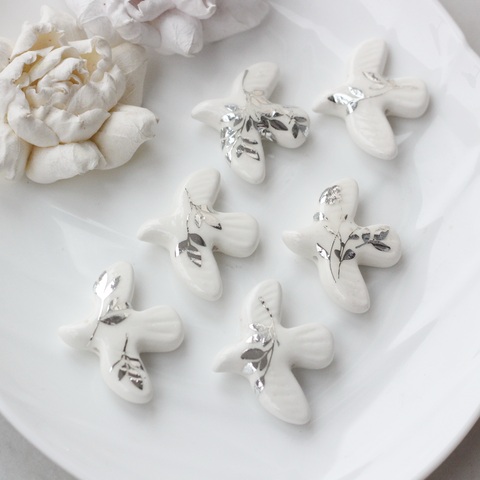 Подвеска фарфоровая Птичка (белый с серебром) 34*42 мм S039