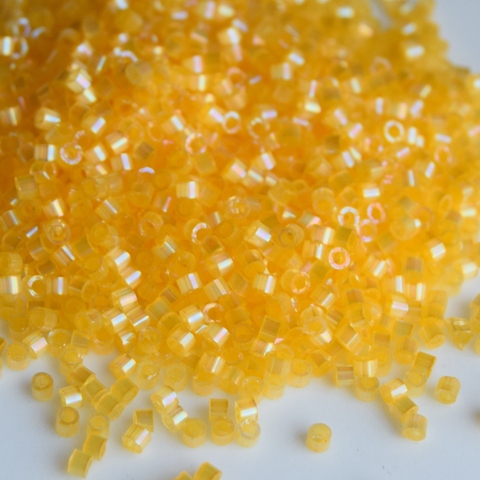 DB-1861 Бисер цилиндрический Миюки делика 11/0 Светлый абрикос шелк, окрашен внутри /Miyuki delica 11/0 Silk Inside Dyed Light Apricot