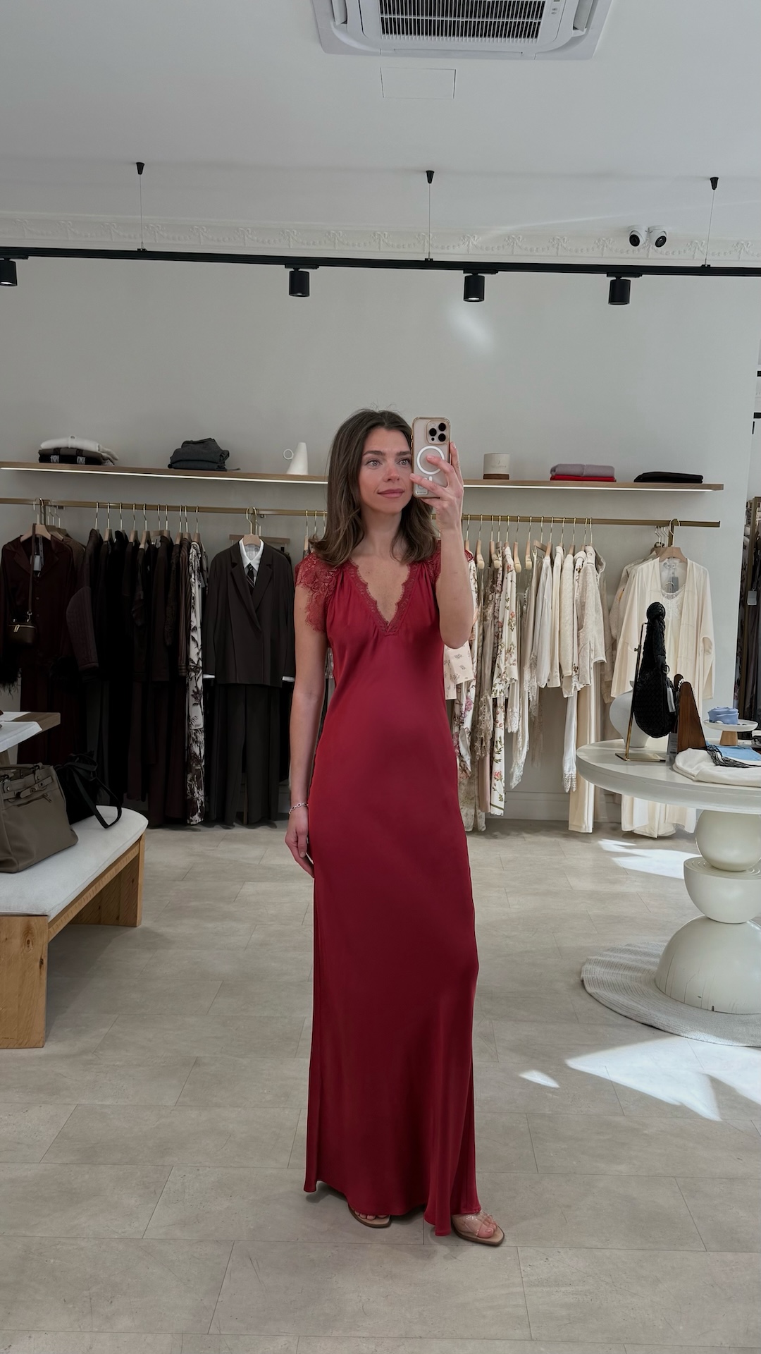 Платье в стиле сорочки с широким кружевом на плечах