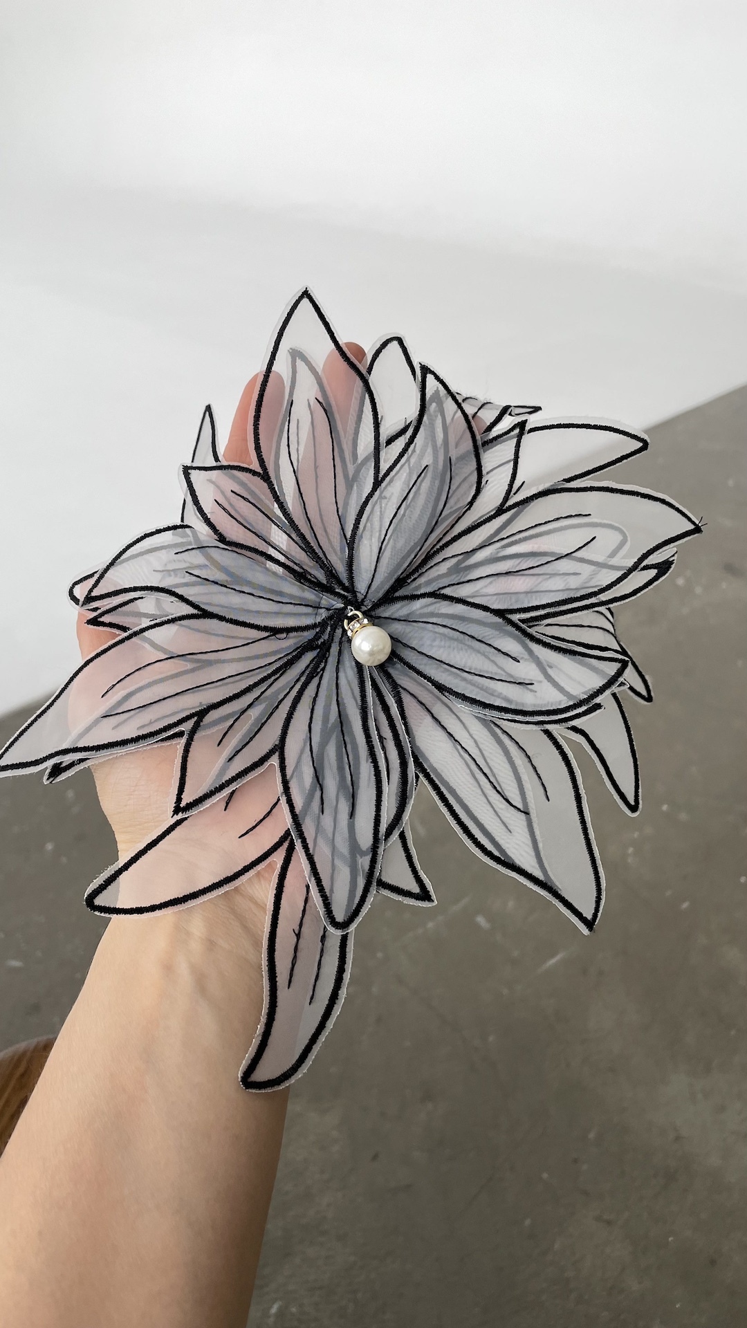 Объемная брошь в виде цветка из органзы
