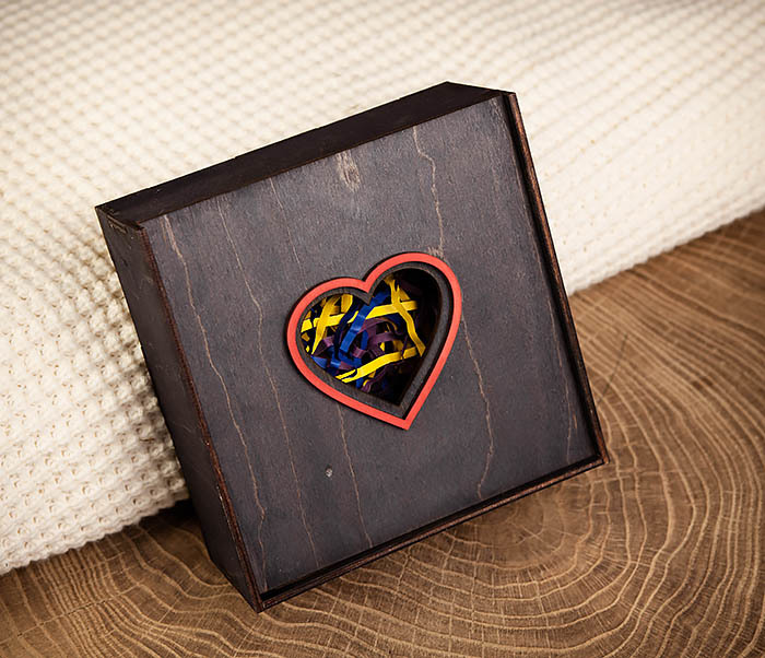 BOX209-1 Подарочная коробка из дерева с сердцем (17*17*7 см)