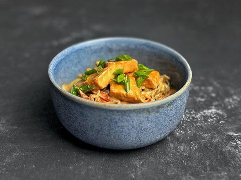 Сливочная соба с лососем