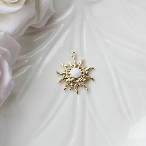 Подвеска Солнце с эмалью, белый, 22*19 мм, позолота, П1031