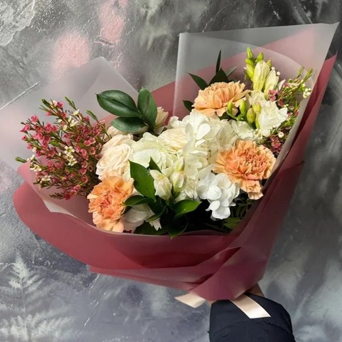 Букет из гортензии, диантусов и кустовой розы