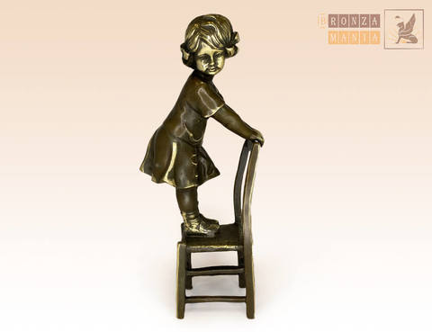 статуэтка Девочка на стуле