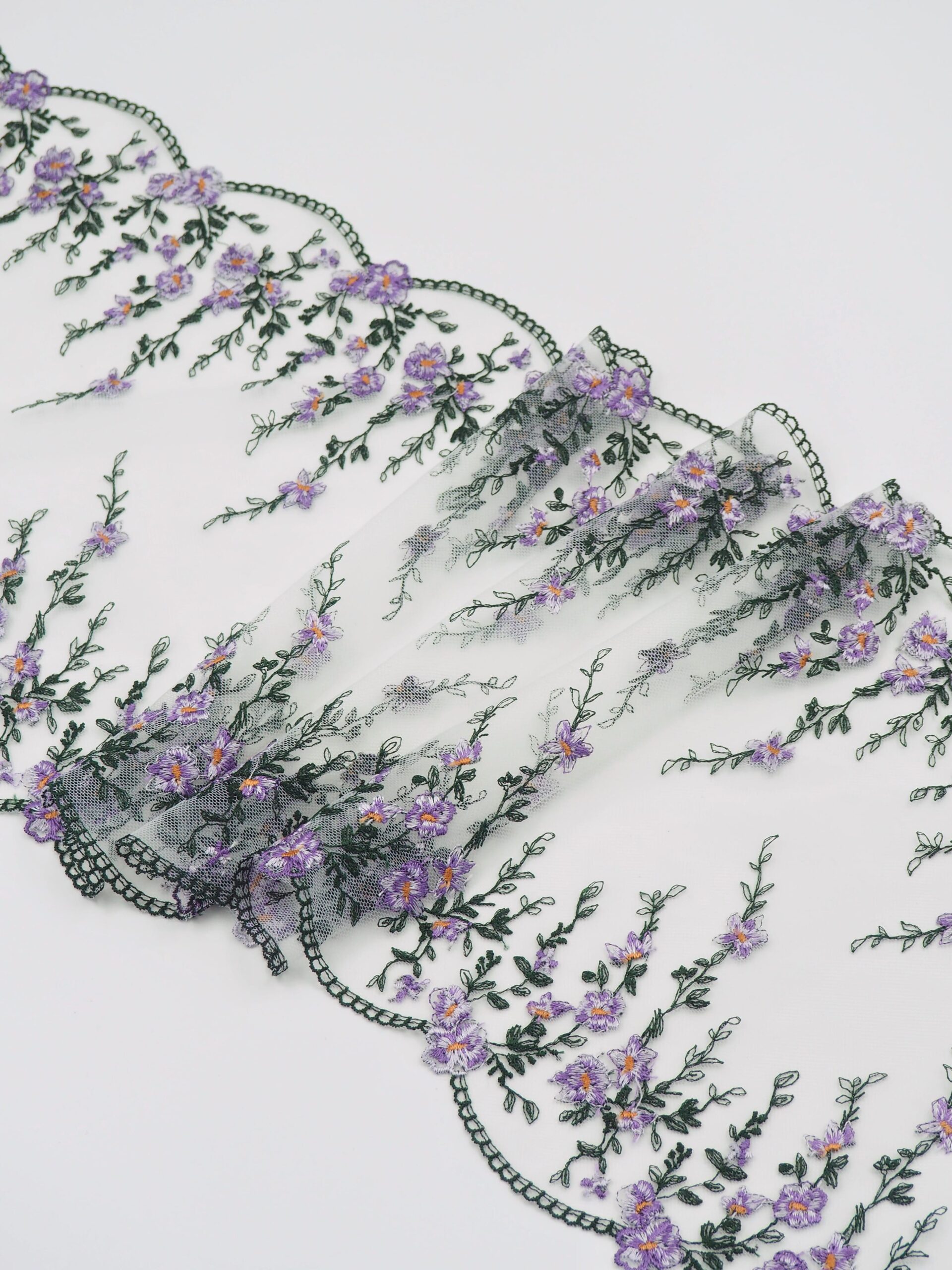 Вышивка на сетке молочная с лавандовым и темно-зеленым ширина 23.5 см