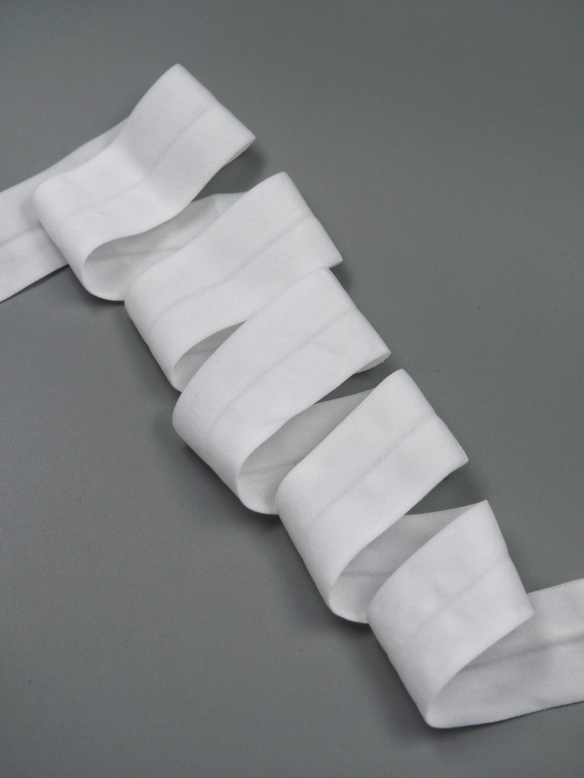 Бейка эластичная теплая белая матовая 32 мм