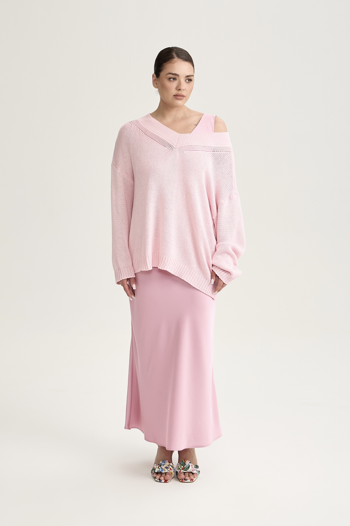 Джемпер вязаный на одно плечо, розовый