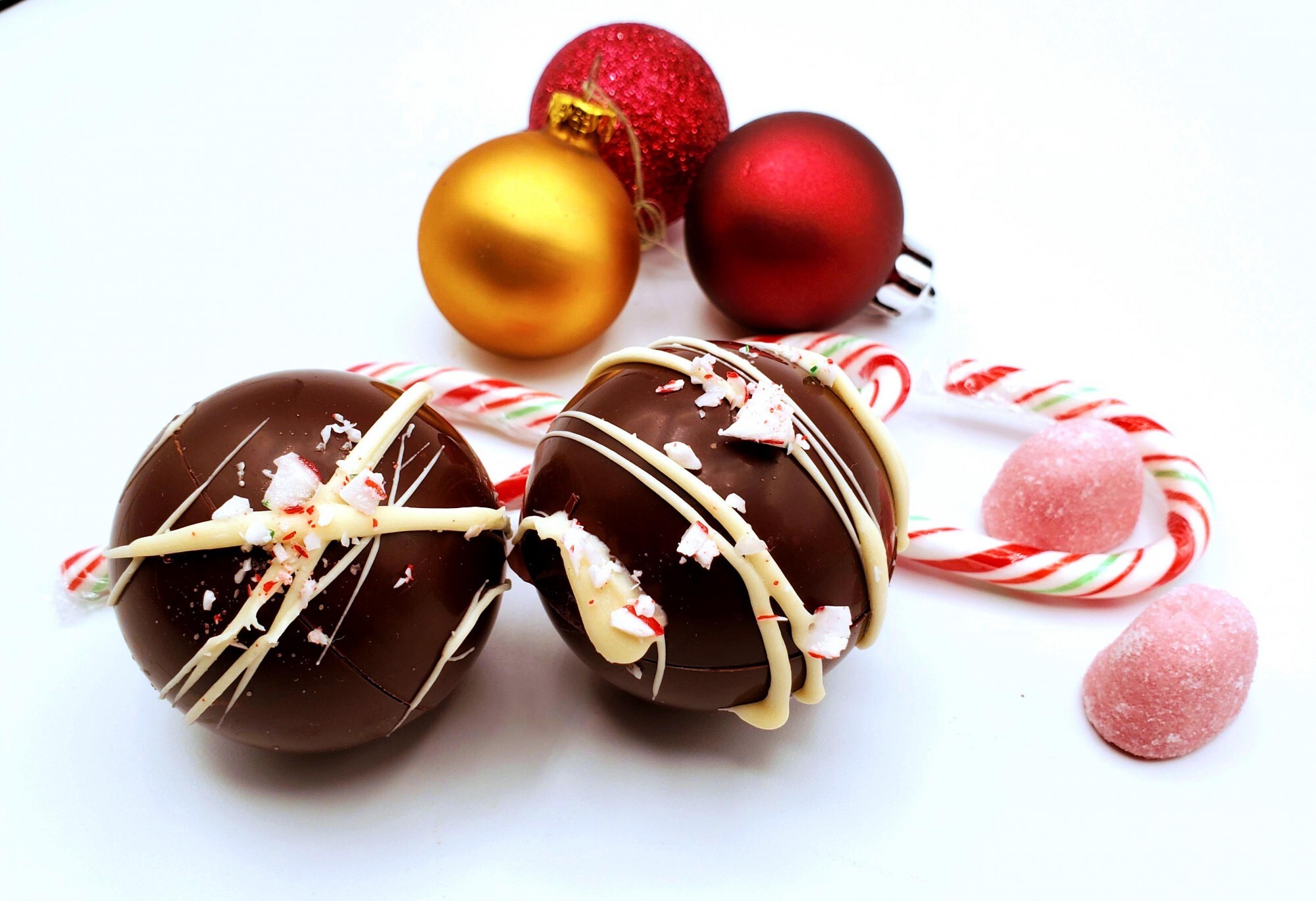 Шар с маршмеллоу. Какао бомбочки с маршмеллоу. Шоколадные бомбочки с какао и маршмеллоу. Шоколадные бомбочки с маршмеллоу. Шоколадные новогодние шары.