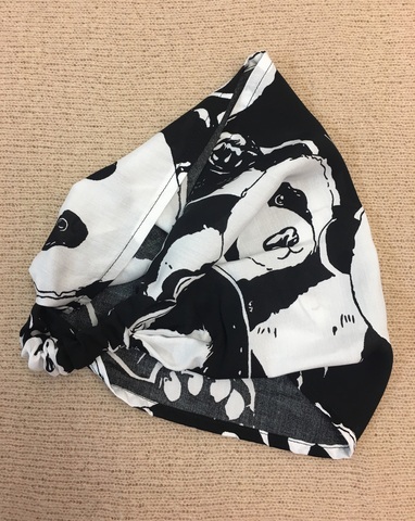 Летняя бандана (повязка-косынка) из тонкой вискозной ткани, на резинке с крупными графичными черно-белыми изображениями панд.