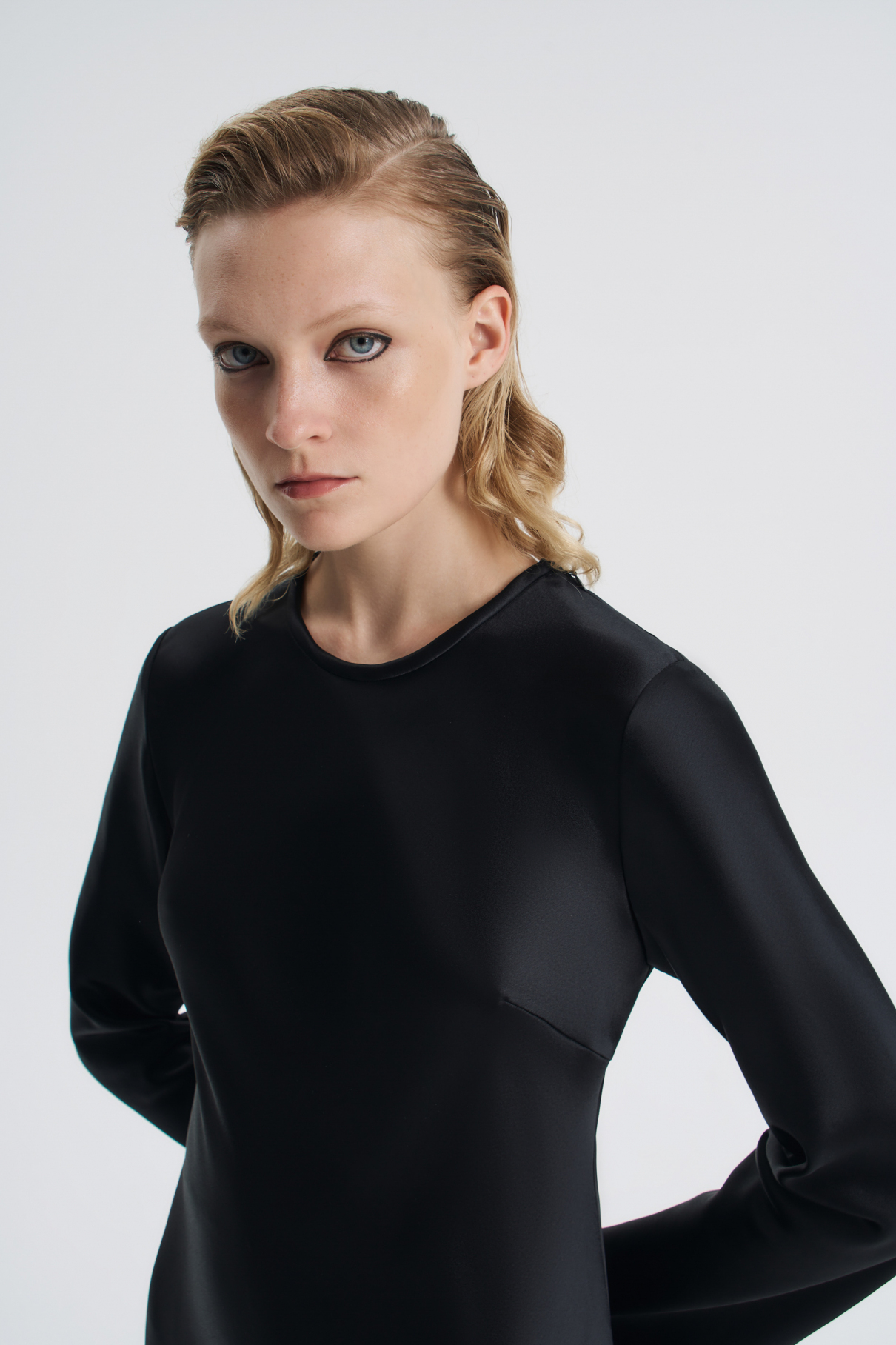 Платье с разрезом и кружевом