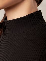 Футболка из фактурного трикотажа в рубчик  D49.104 (123978)