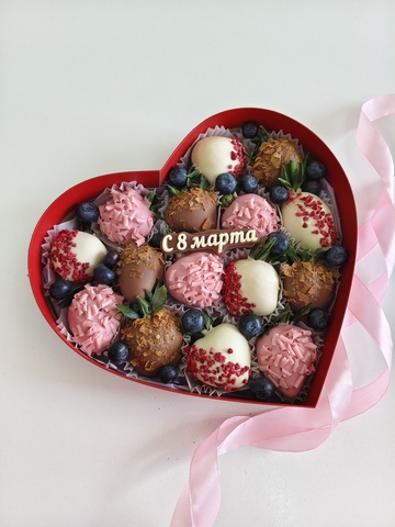 Сердце из клубники в шоколаде на 8 марта