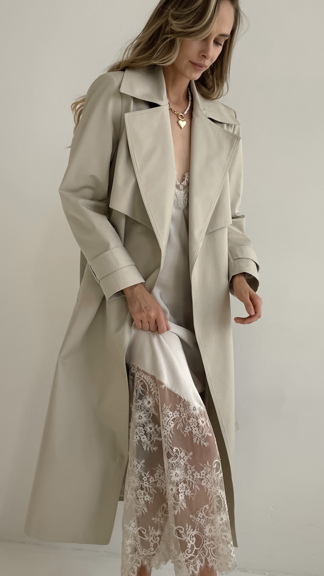 Тренч полной длины с английским воротником и кокеткой