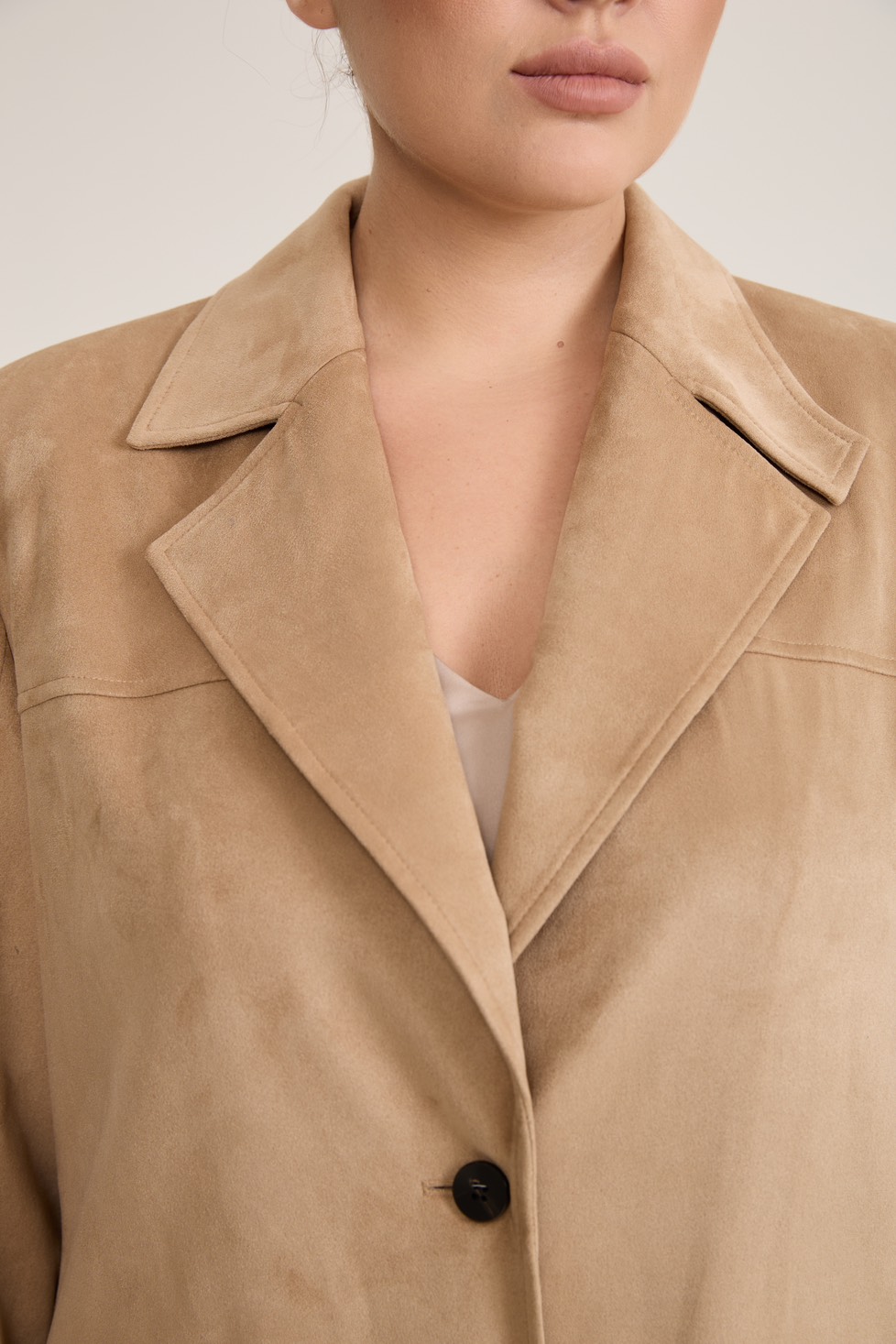 Жакет однобортный из экозамши, песочный