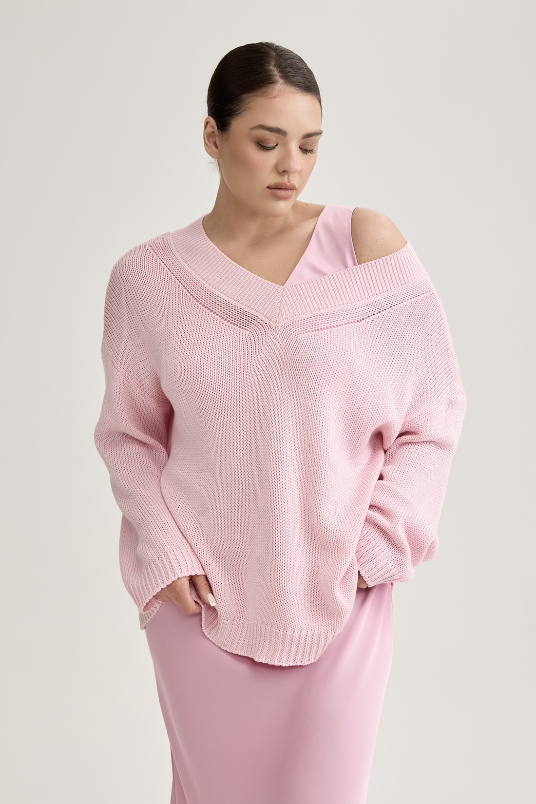 Джемпер вязаный на одно плечо, розовый