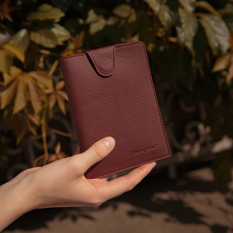 Обложка-кармашек для паспорта London из кожи теленка, бордового  цвета