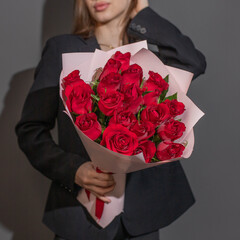Букет 19 роз Кения 40 в пленке красные