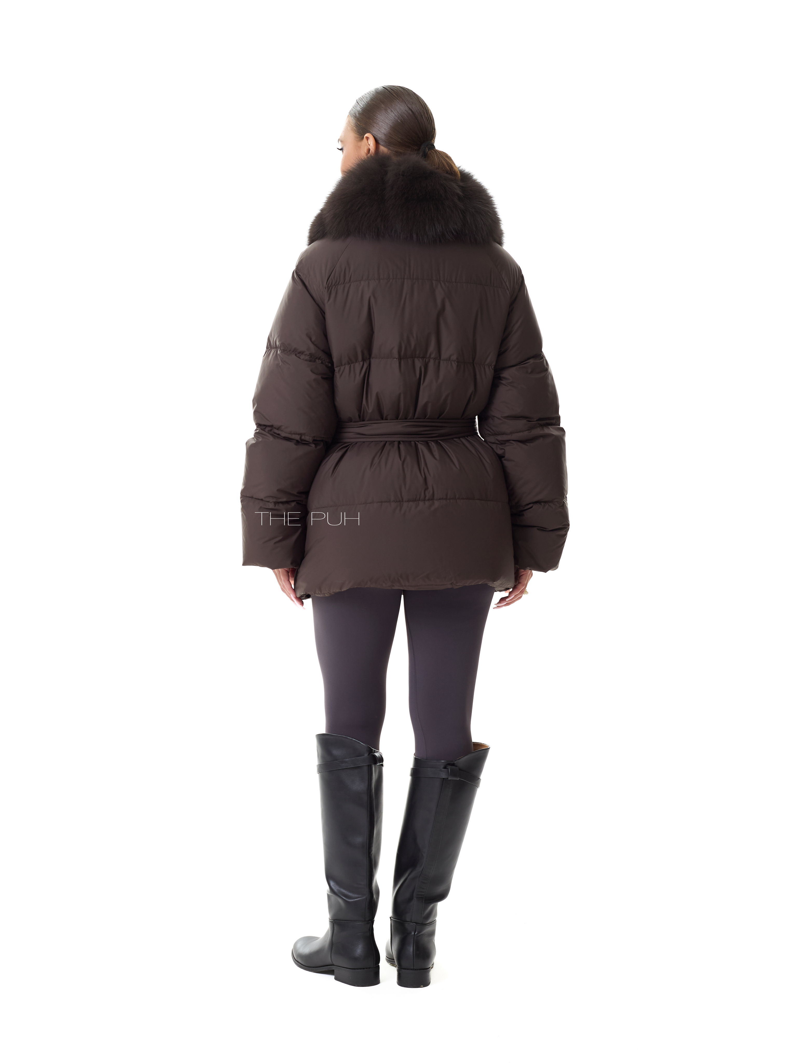 Шоколадный удлиненный пуховик с поясом и меховым воротником
