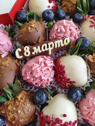 Сердце из клубники в шоколаде на 8 марта