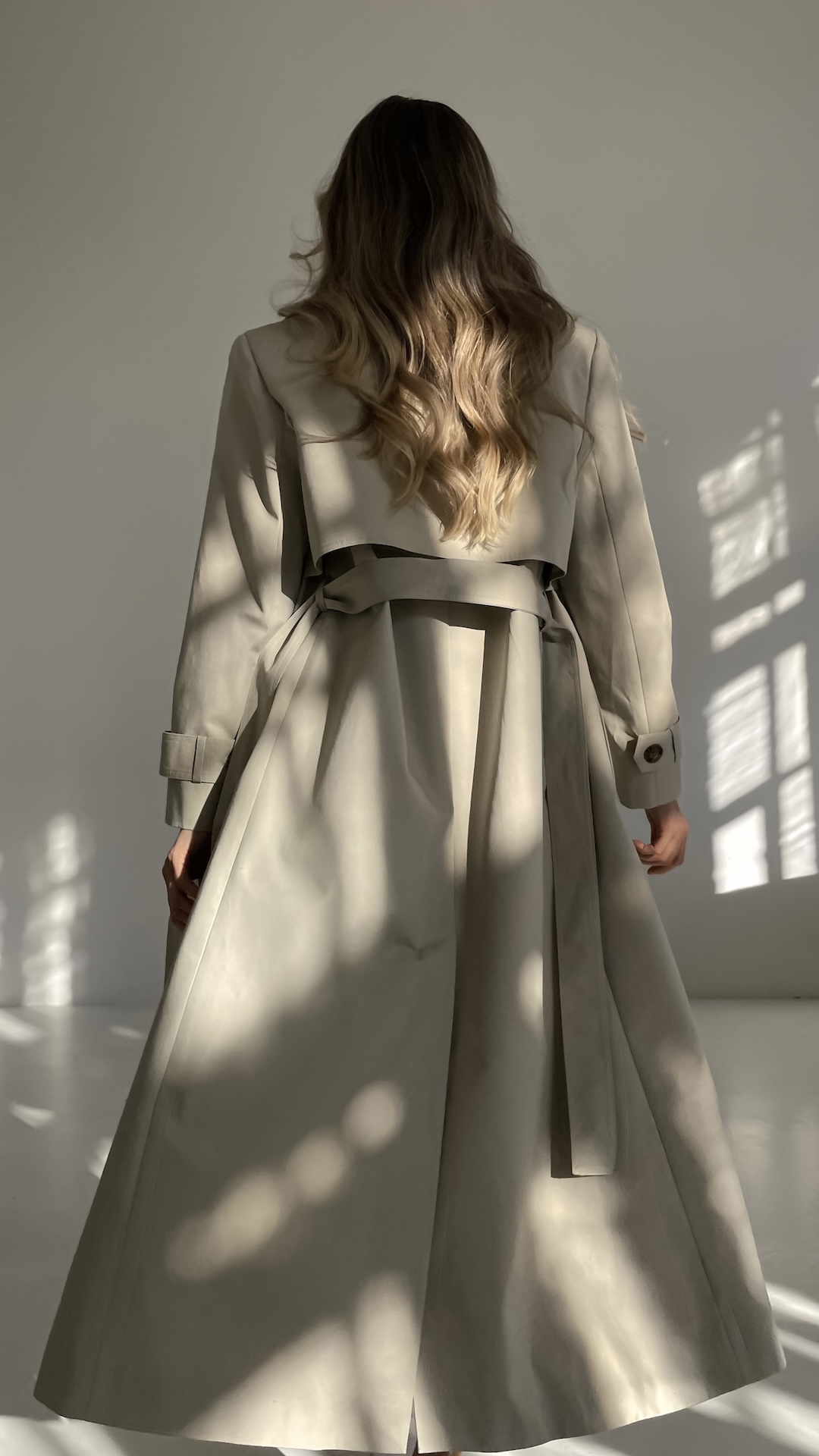 Тренч полной длины с английским воротником и кокеткой