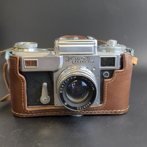 №29 Фотоаппарат "Киев 4" с объективом "Юпитер 8-М" в оригинальном футляре, металл, Киевский завод "Арсенал", СССР, 1957-1979 гг.