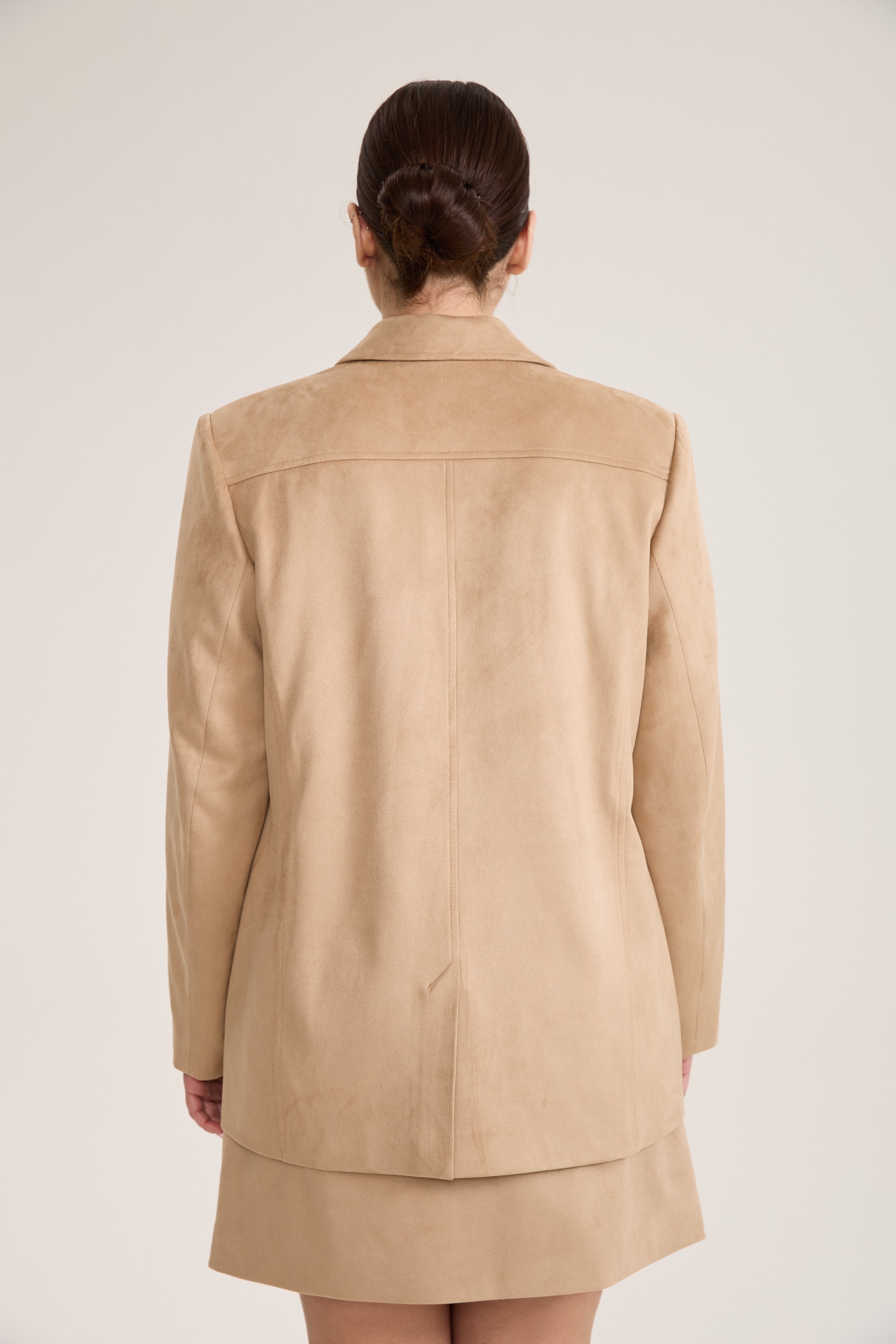 Жакет однобортный из экозамши, песочный